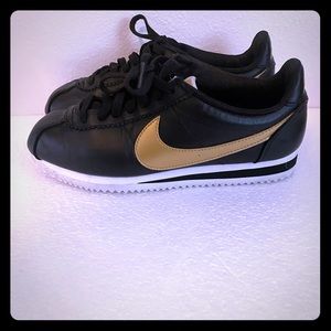Ladies Nike trail runners black & gold Old school